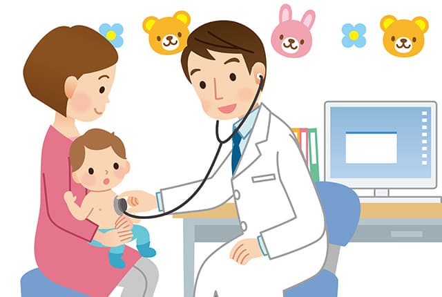 母親に抱っこされながら診察をうけている子ども